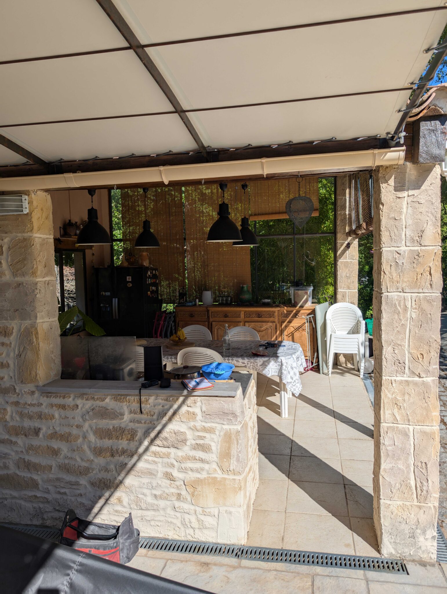 Cuisine d’été ouverte avant installation de la porte et des panneaux thermolaqués à Fuveau