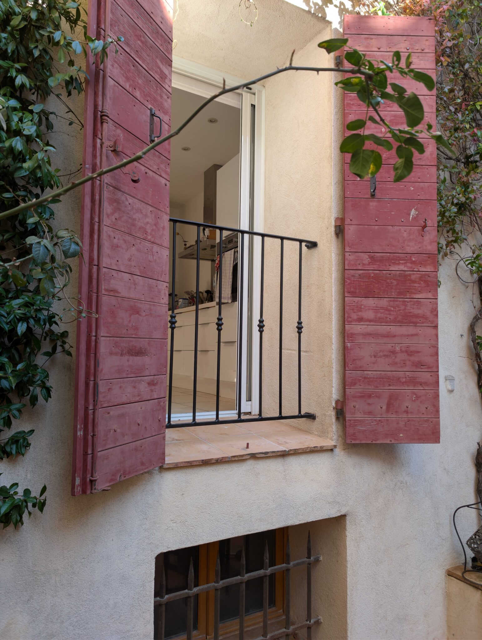 garde-corps fenêtre acier noir mat avec barreaux verticaux et bagues décoratives à Bouc-Bel-Air