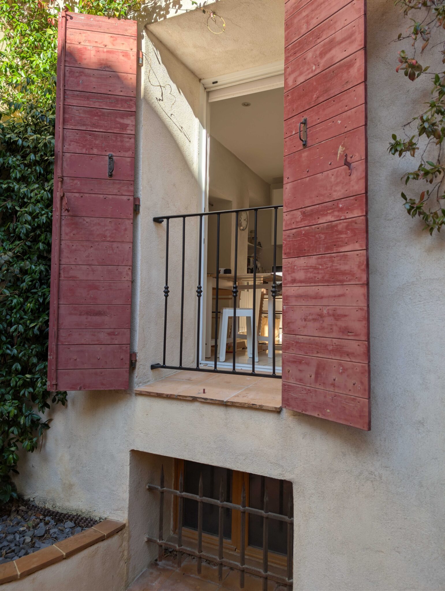 garde-corps fenêtre extérieur acier noir mat sur mesure avec volets bois