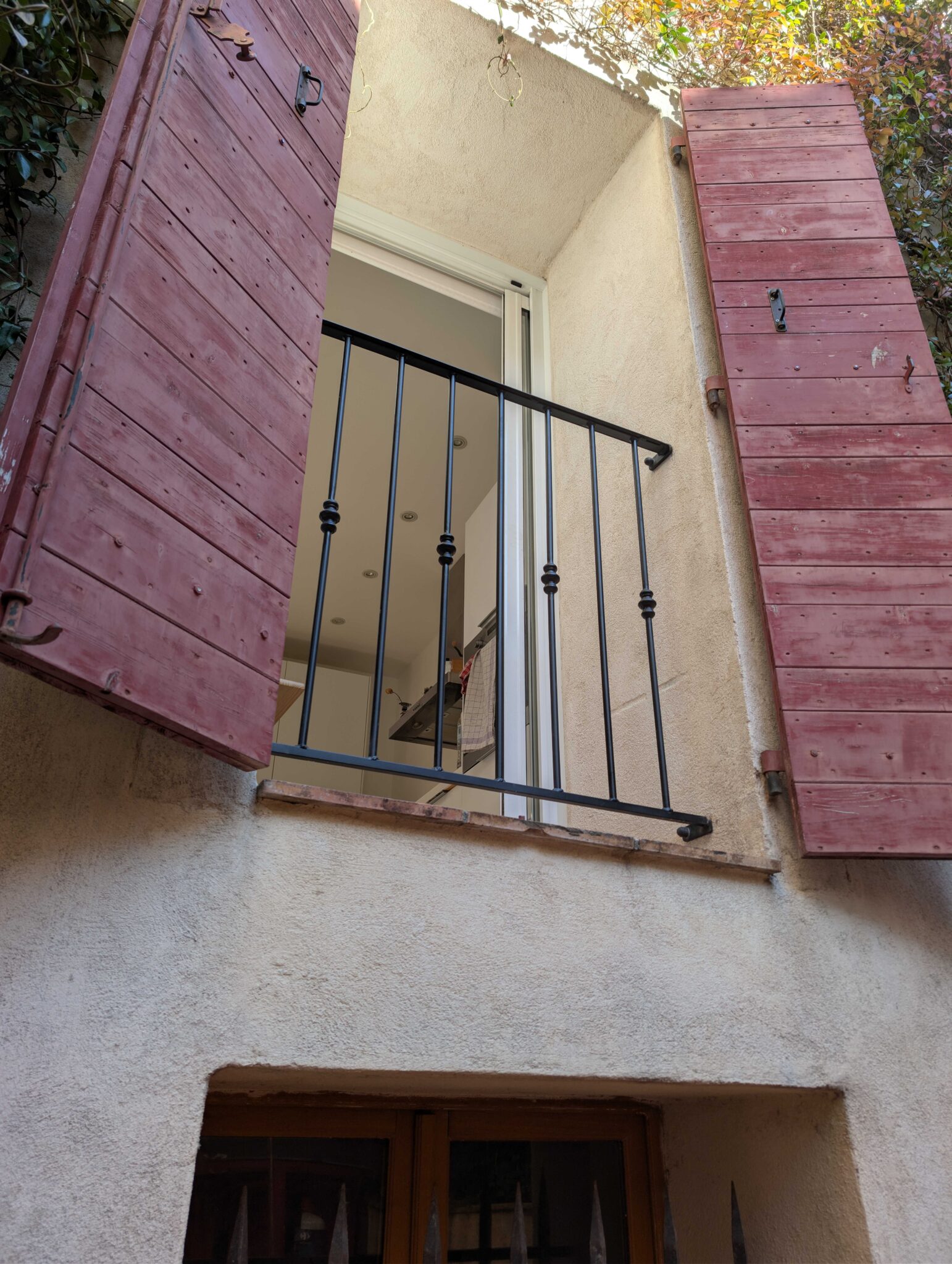 garde-corps acier noir mat avec bagues décoratives vue en contre plongée extérieur