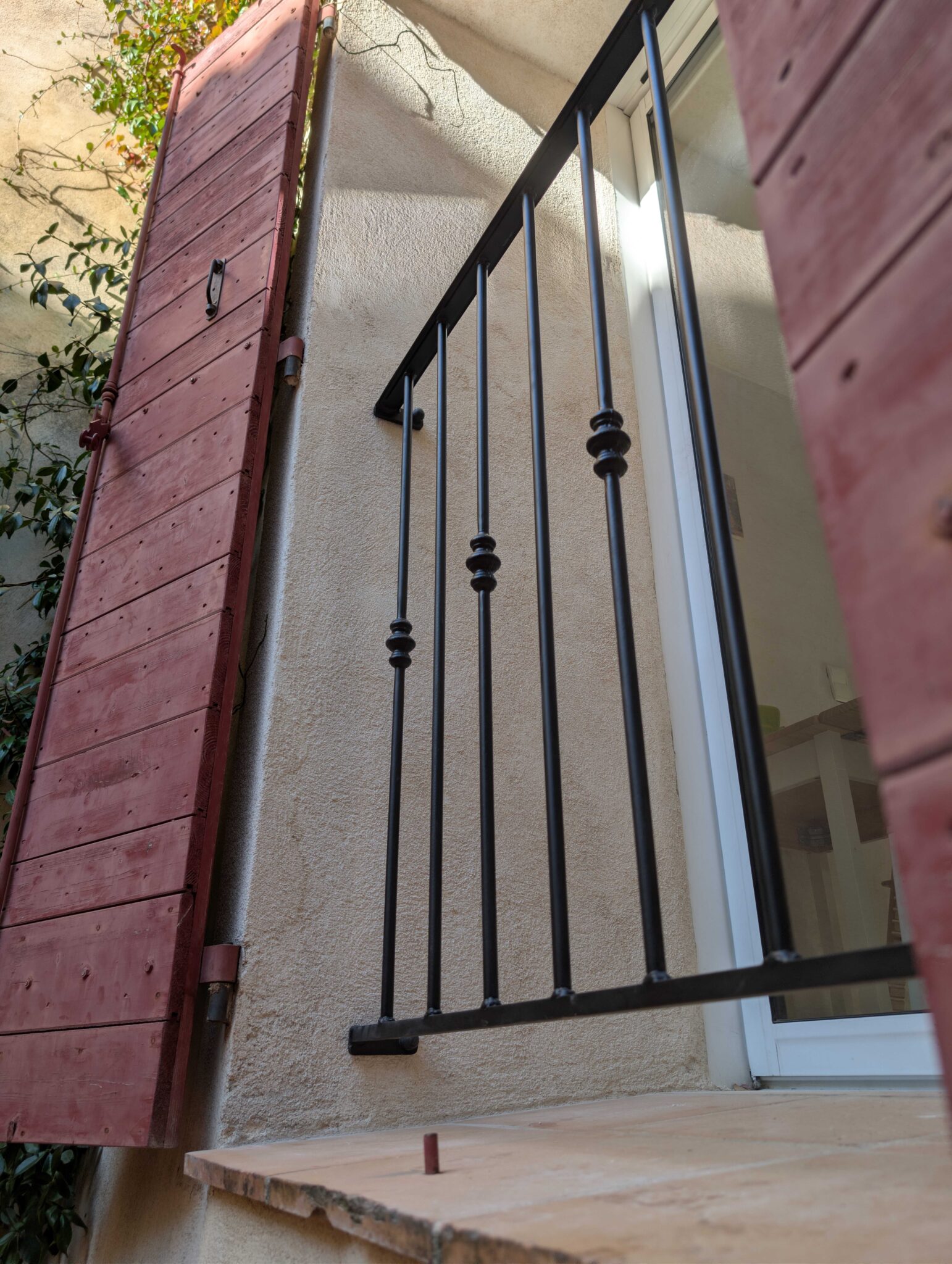 détail garde-corps fenêtre acier noir mat finition carrosserie sur mesure