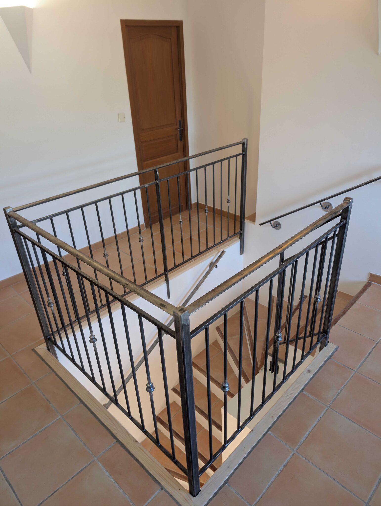 garde-corps sur mesure intérieur acier brut ciré avec barreaux verticaux et bagues décoratives à La Bouilladisse