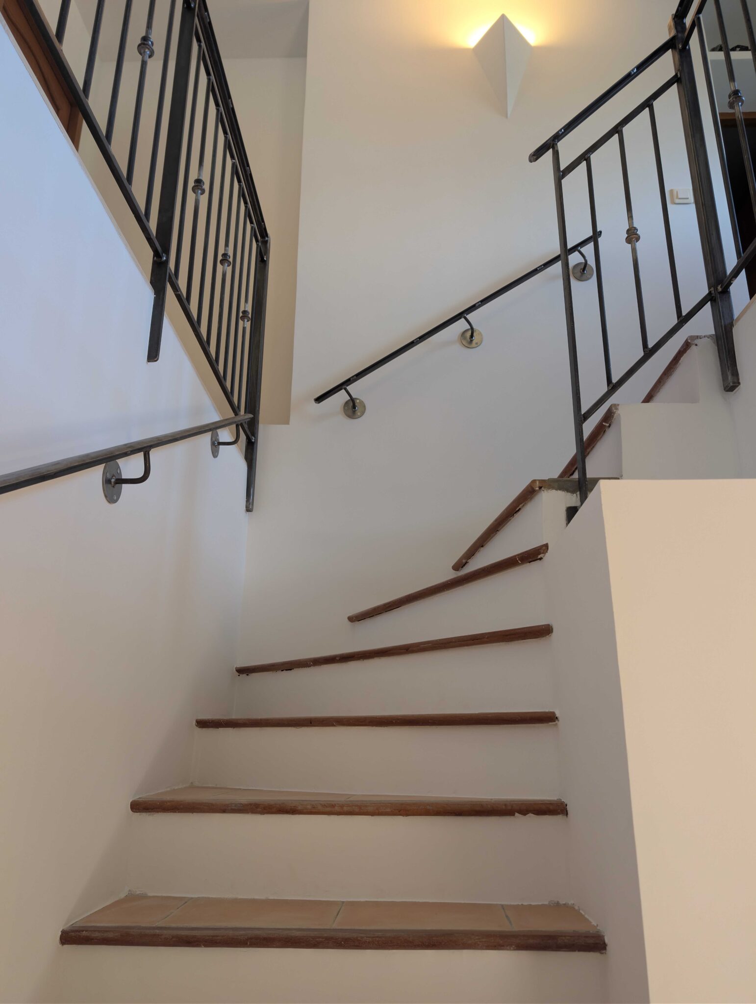 escalier intérieur avec garde-corps acier brut ciré et mains courantes murales sur mesure