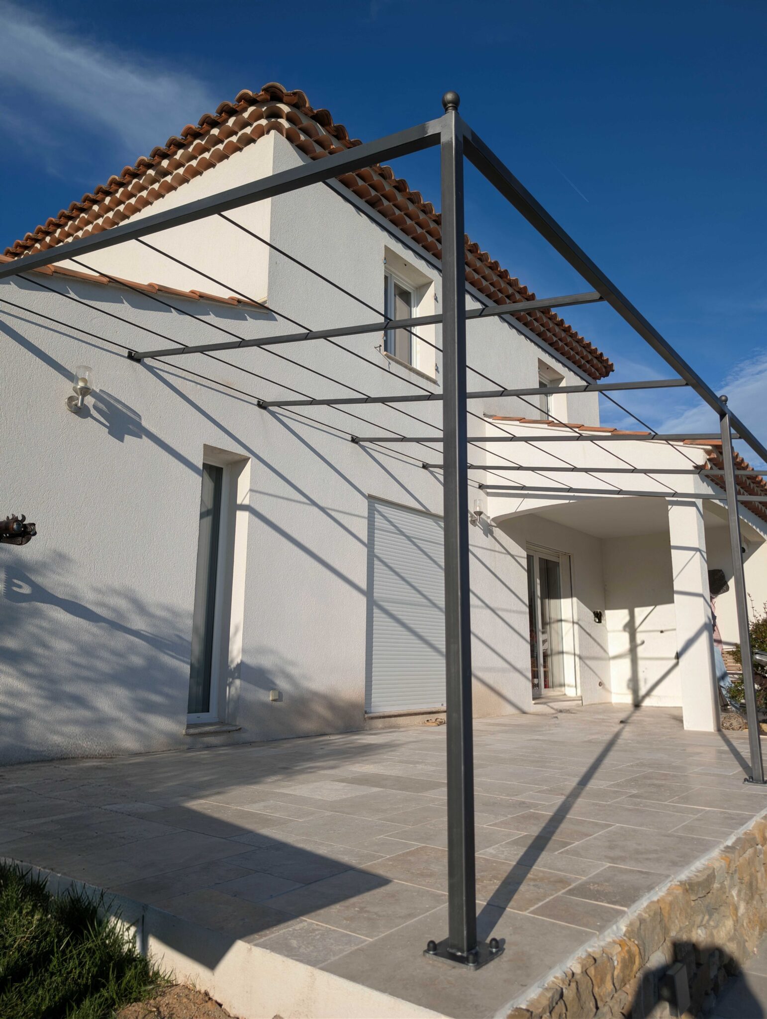 Pergola en acier brut avec toiture en pente sur mesure à Puyloubier
