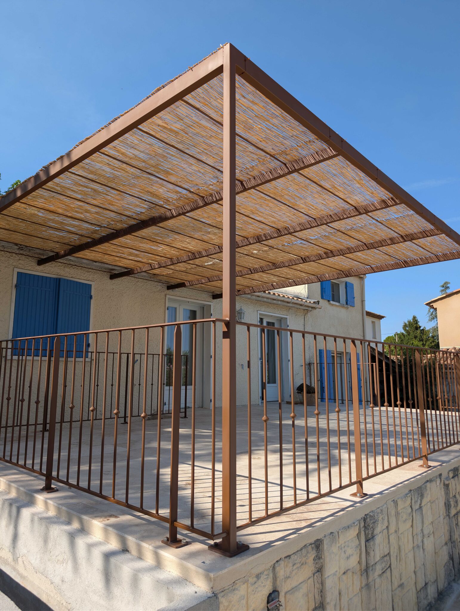 Pergola en acier avec garde-corps intégrés et canisses naturelles à Trets