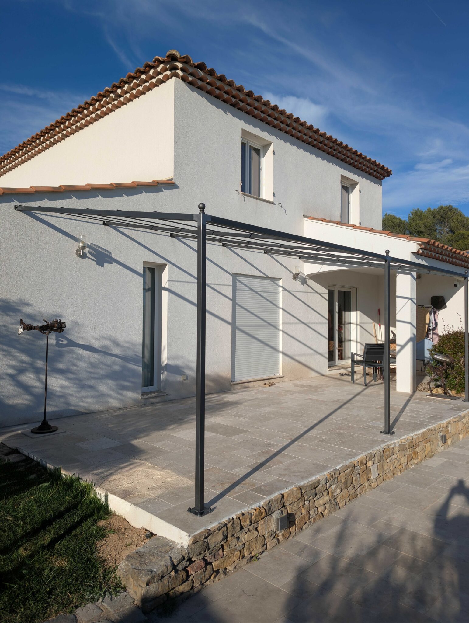 Pergola sur mesure en fer forgé brut à Puyloubier avec pente