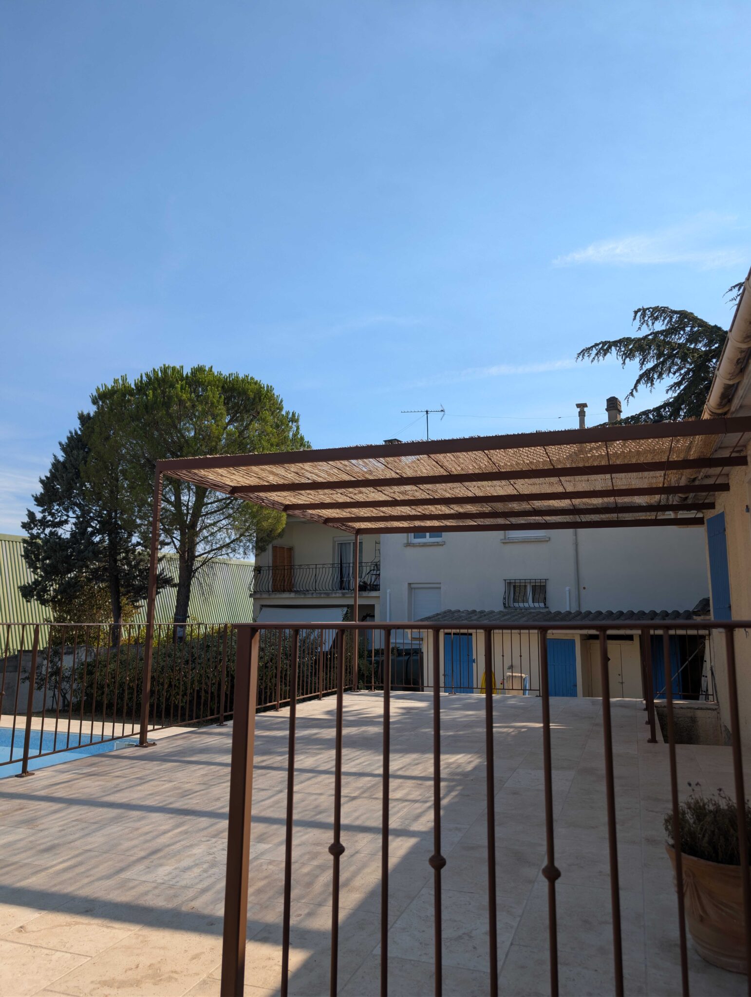 Pergola en acier RAL 8007 avec garde-corps intégrés à Trets