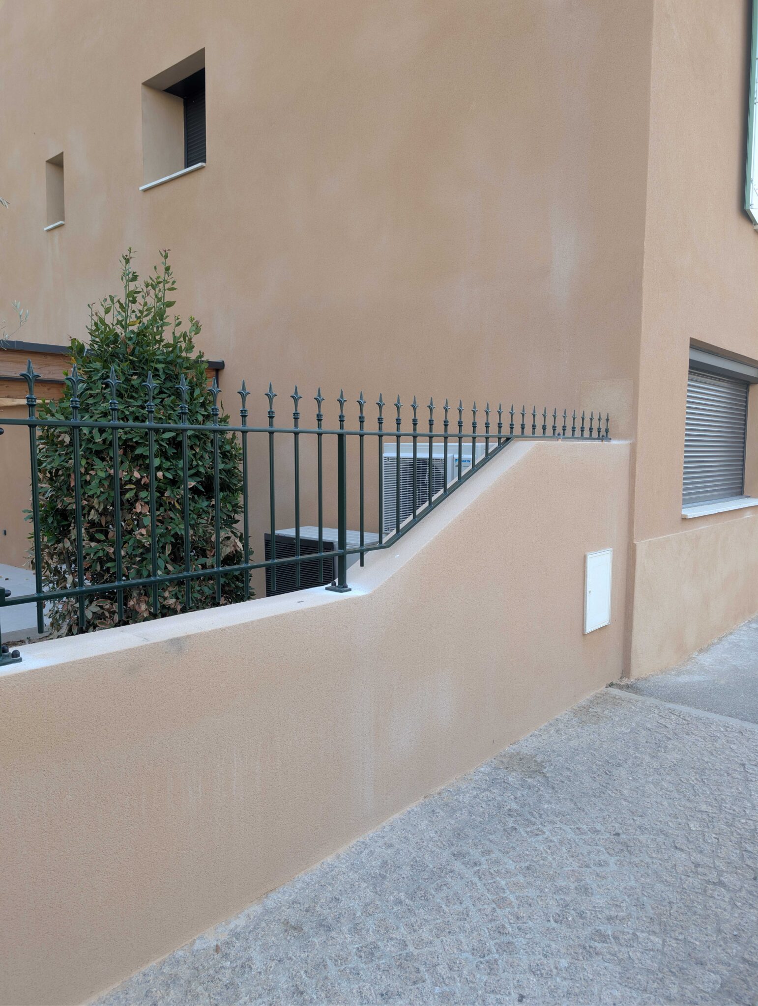 Clôture de jardin en fer forgé thermolaquée RAL 6009 à Rousset