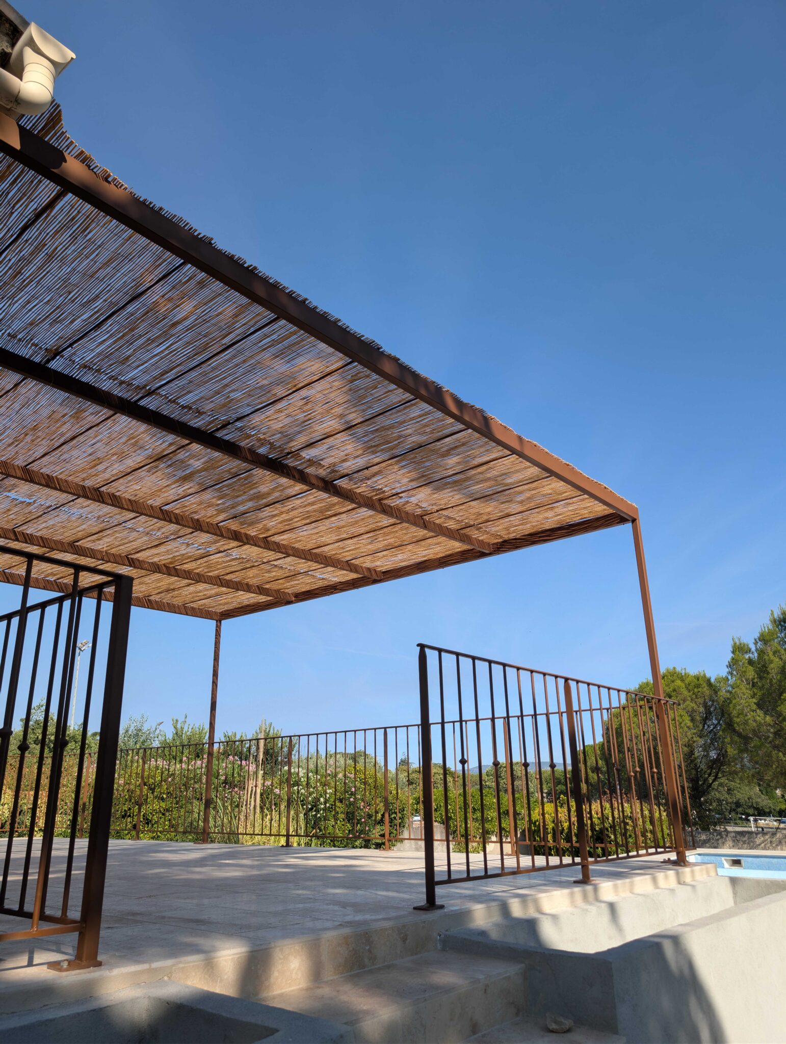 Pergola métallique avec canisses naturelles et garde-corps sur mesure à Trets