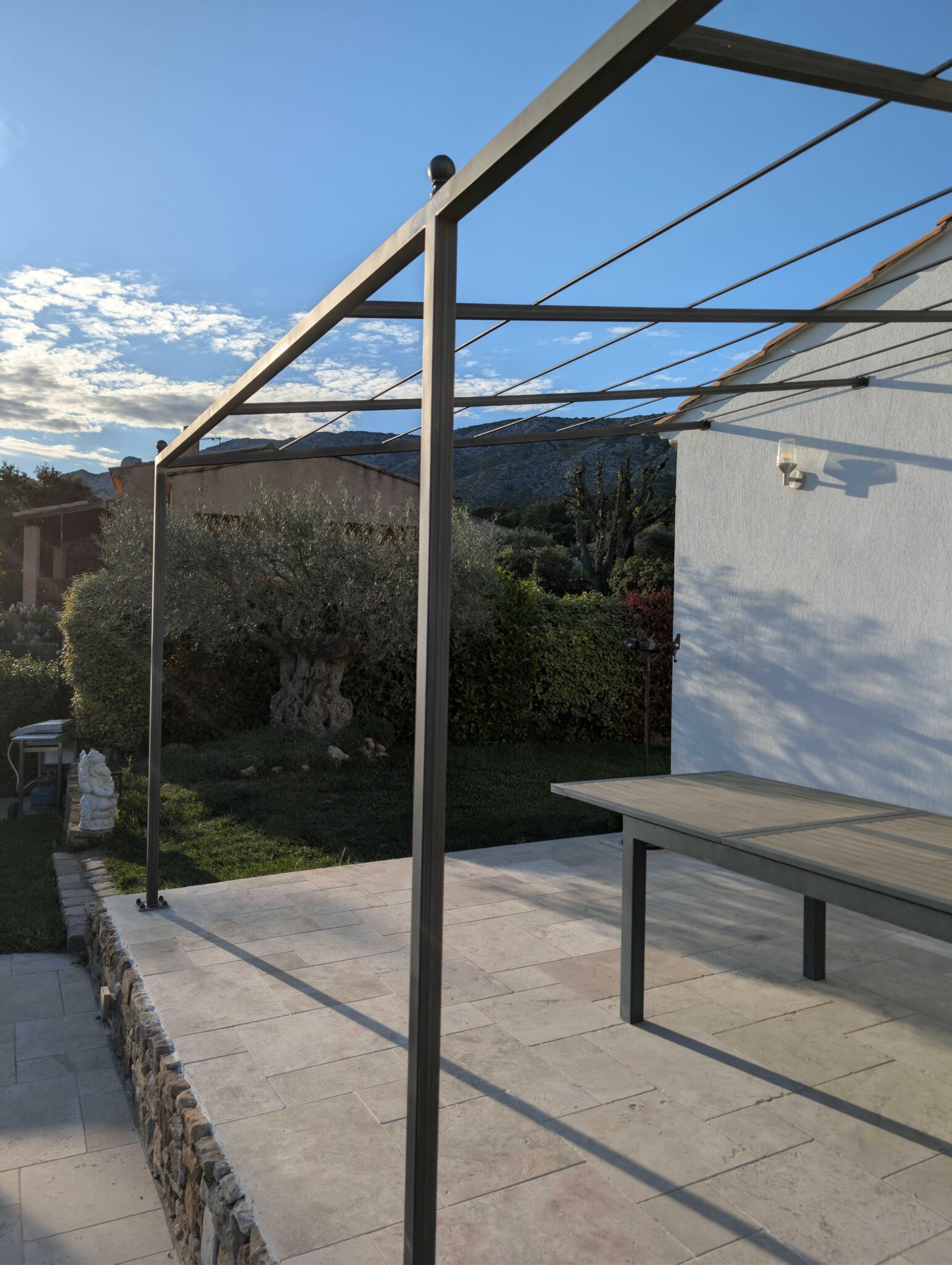 Pergola en fer forgé sur mesure en acier brut à Puyloubier (13114)