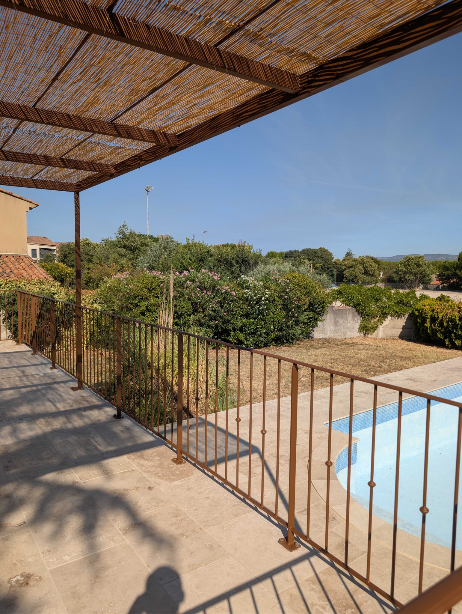 Pergola en acier sur mesure avec garde-corps intégrés autour d'une terrasse à Trets