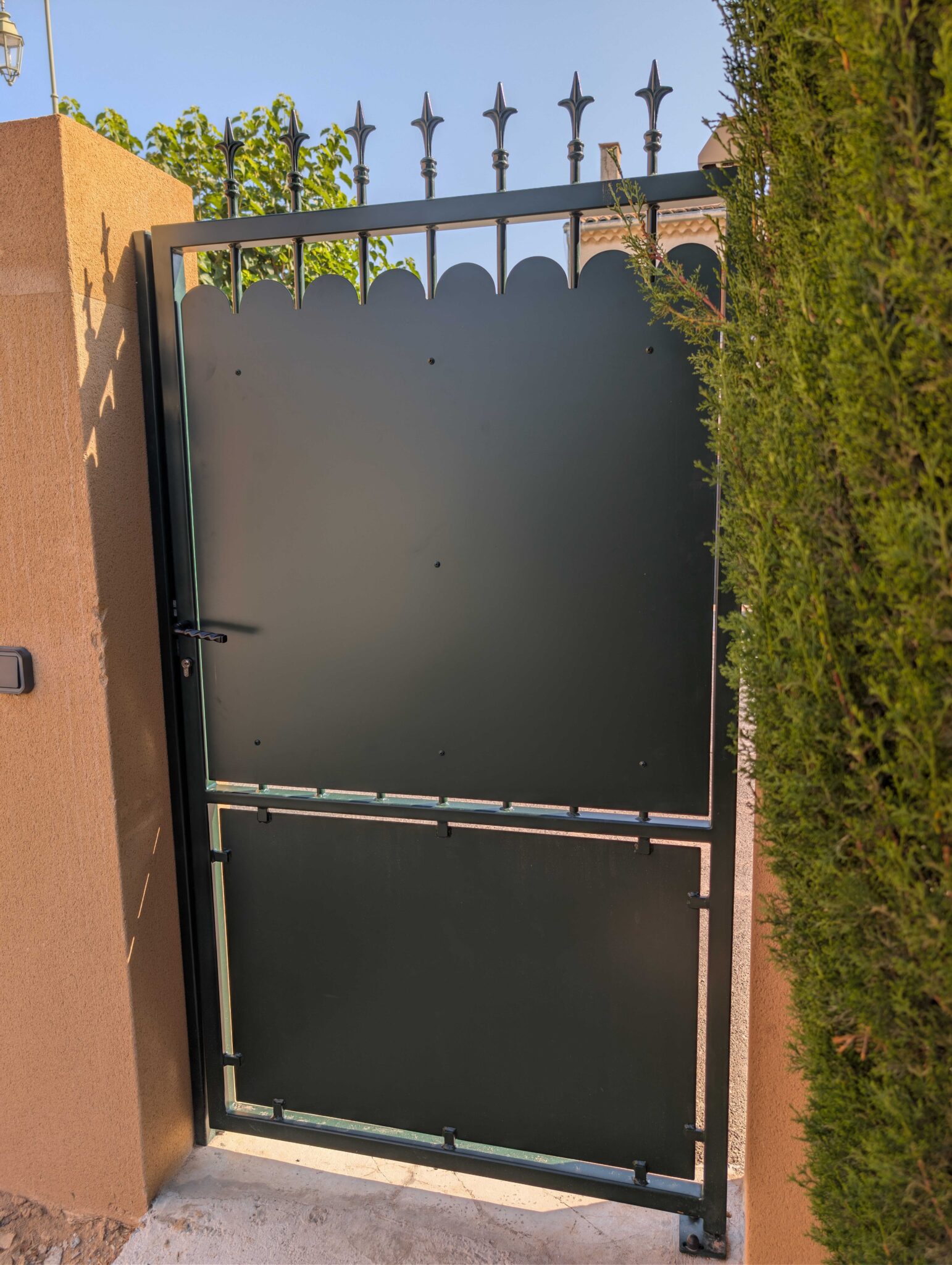 Portillon de jardin en fer forgé avec fers de lance et tôle festonnée à Rousset